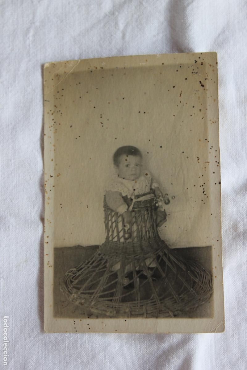 Fotograf&iacute;a antigua: NI&Ntilde;O EN TACATACA DE MIMBRE 1916