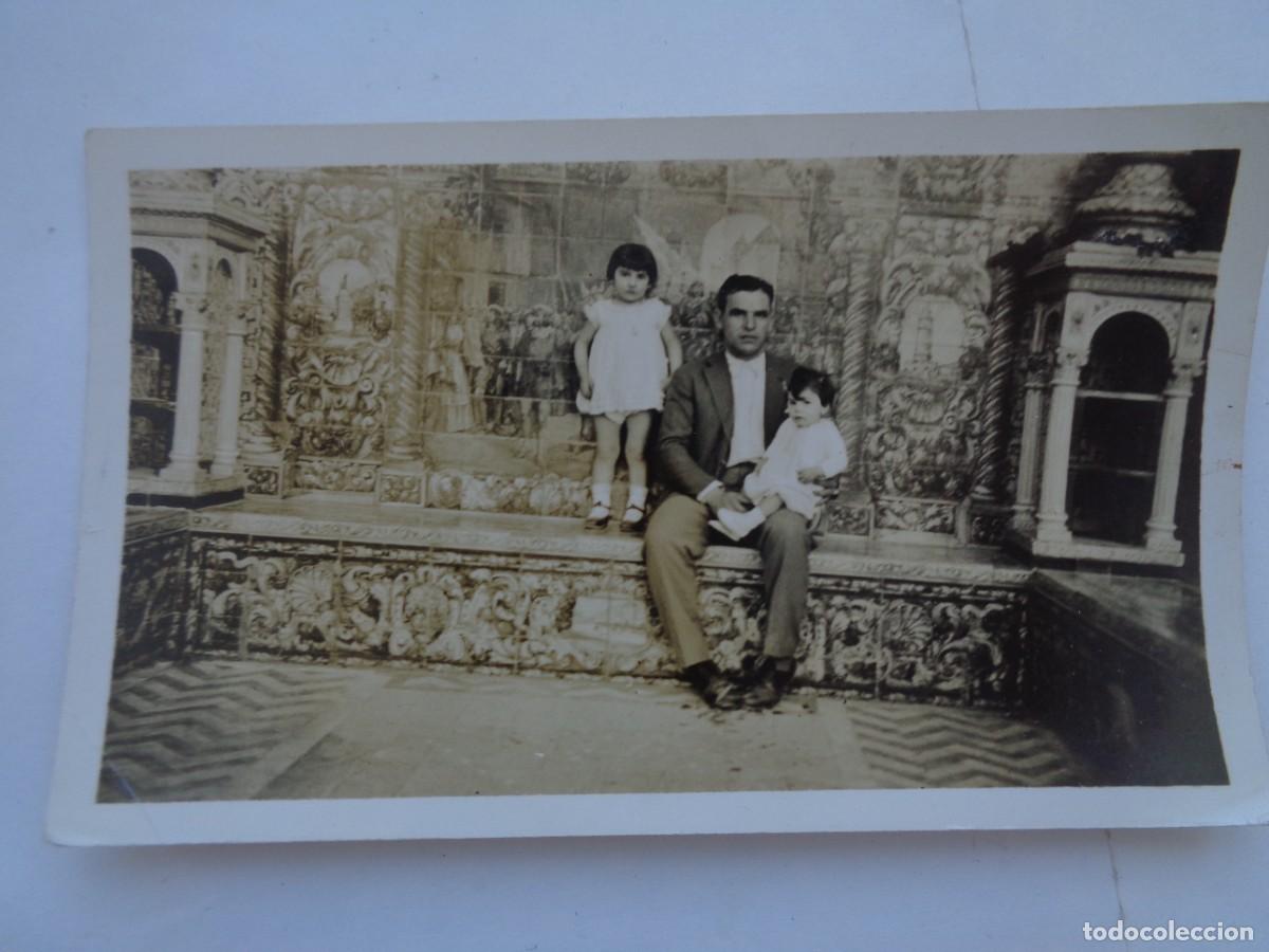 Alte Fotografie: FOTO ( MINUTERO ) DE HOMBRE CON NI&Ntilde;OS EN LA PLAZA DE ESPA&Ntilde;A DE SEVILLA , A&Ntilde;OS 30