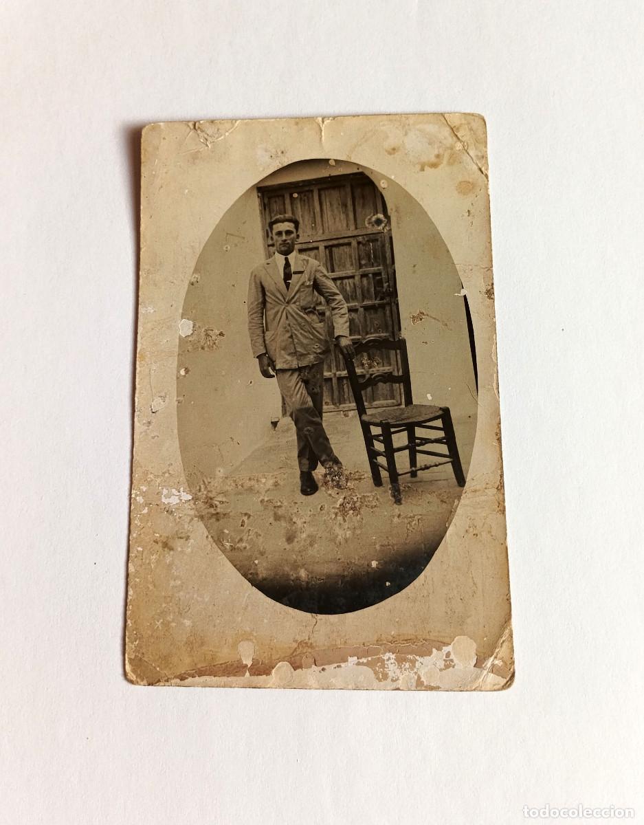 Fotograf&iacute;a antigua: Fotograf&iacute;a Antigua costumbrista - Retrato de hombre joven con silla de enea - A&ntilde;os 20
