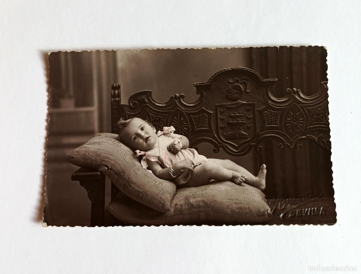 Fotograf&iacute;a antigua: Fotograf&iacute;a Antigua - Beb&eacute; en div&aacute;n tallado con escudo - Fot&oacute;grafo Arenas - Circa 1925-1935