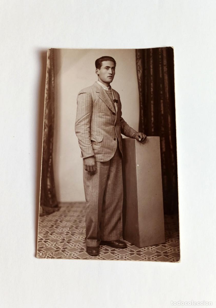 Fotograf&iacute;a antigua: Fotograf&iacute;a Antigua - Elegante caballero con traje - A&ntilde;os 30 - Foto Gil, Sevilla