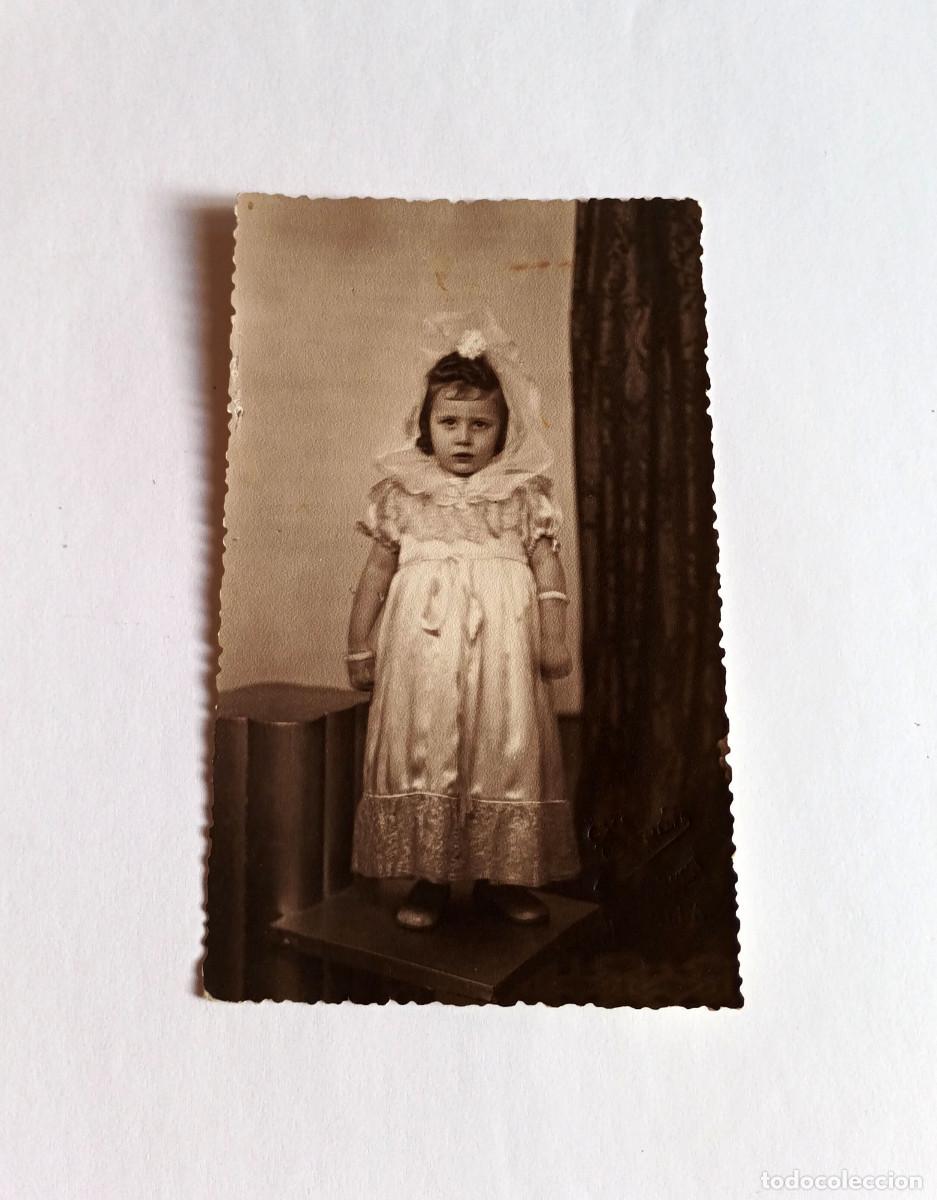 Fotograf&iacute;a antigua: Fotograf&iacute;a antigua - Retrato infantil de ni&ntilde;a con traje de gala - A&ntilde;os 20/30 - Foto Cer&oacute;n, Sevilla