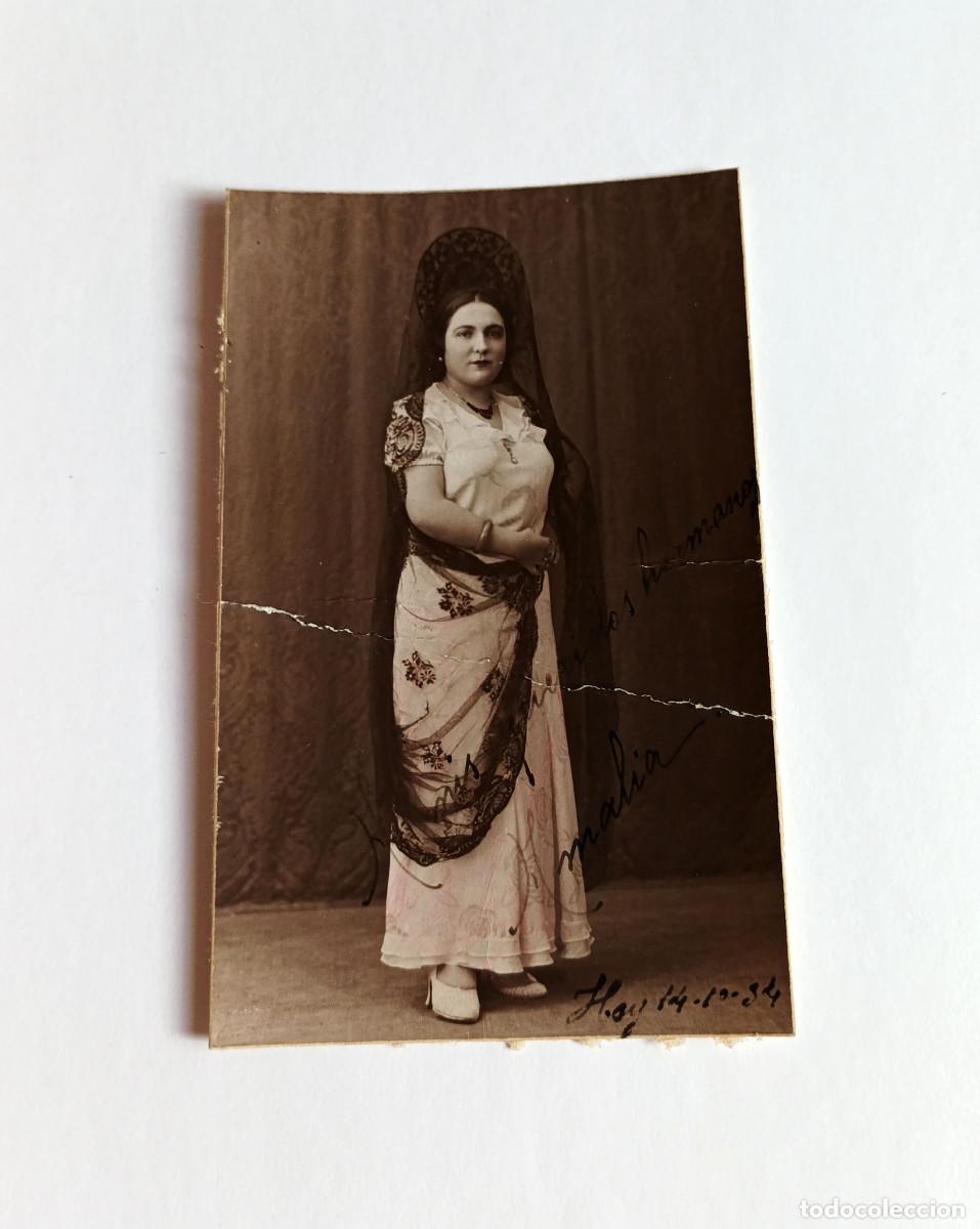 Fotograf&iacute;a antigua: Fotograf&iacute;a antigua - Retrato de mujer con traje t&iacute;pico de mantilla - A&ntilde;o 1934