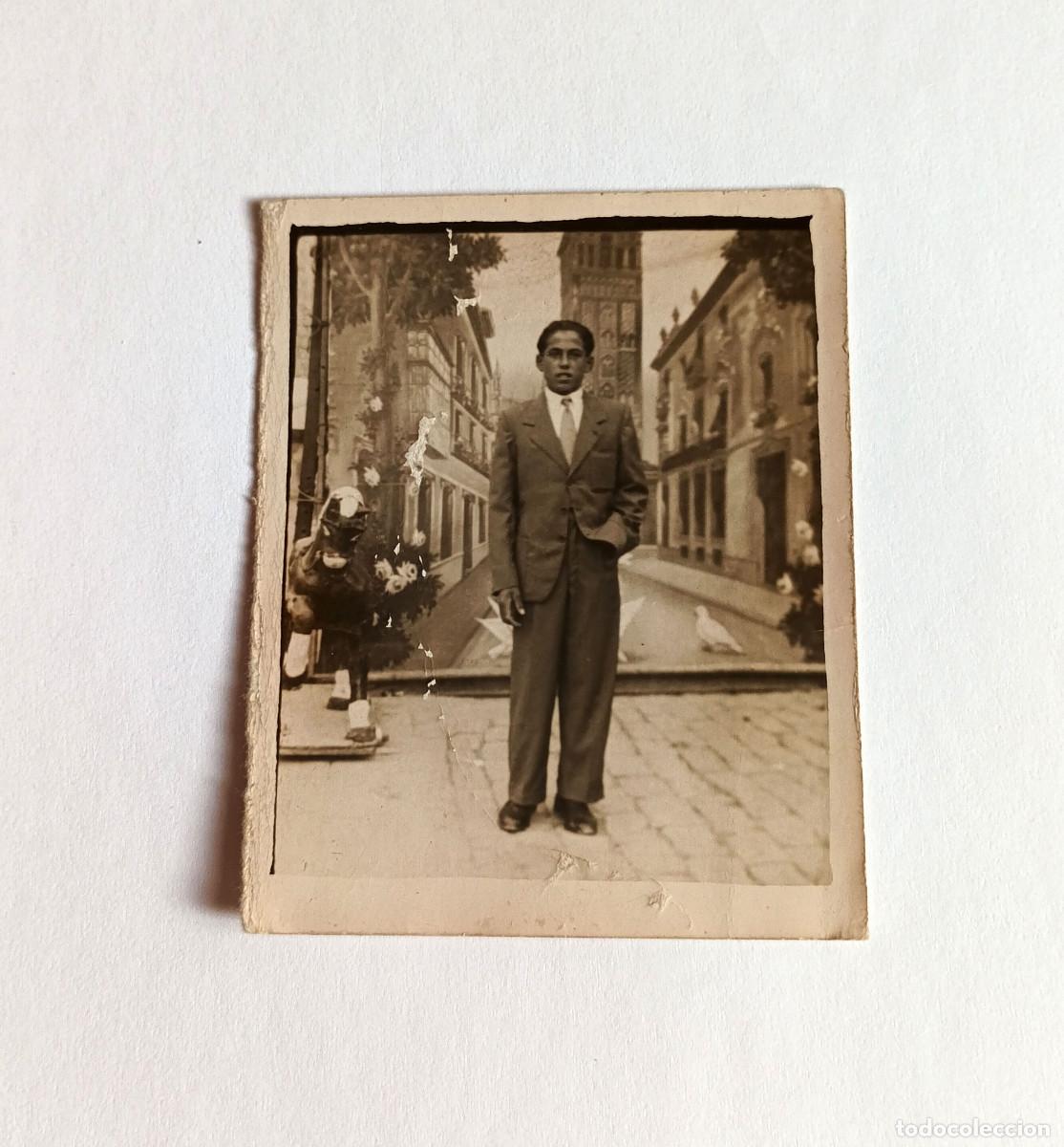 Fotograf&iacute;a antigua: Fotograf&iacute;a minutera antigua - Hombre joven ante decorado de La Giralda, Sevilla - A&ntilde;os 40