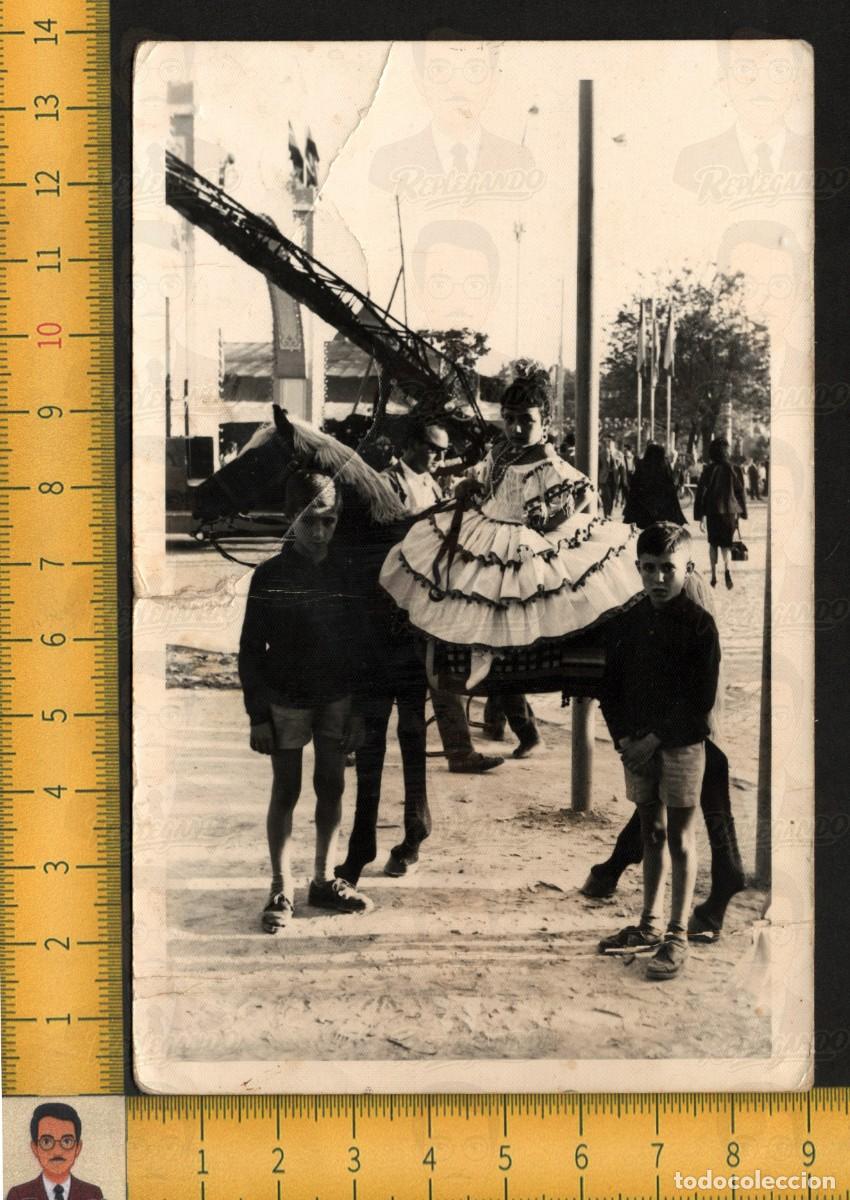 Fotograf&iacute;a antigua: SEVILLA (FERIA ABRIL): NI&Ntilde;A VESTIDO FLAMENCA A CABALLO Y NI&Ntilde;OS SERIOS - FOTOGRAF&Iacute;A ANTIGUA A&Ntilde;OS 50