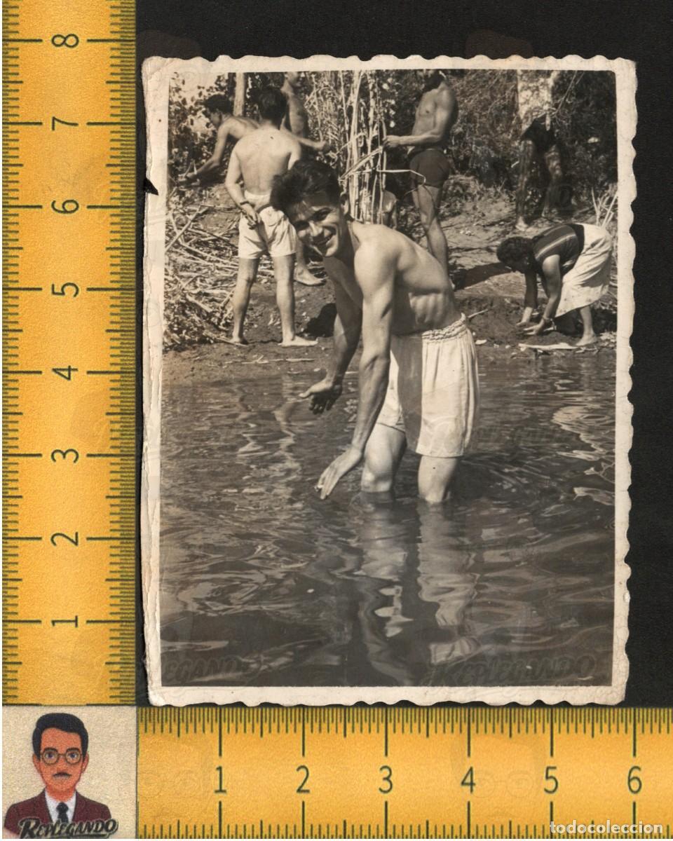 Fotograf&iacute;a antigua: GUAPO CHICO JOVEN SEXY BA&Ntilde;ADOR TORSO DESNUDO SONRISA R&Iacute;O VERANO - FOTO ANTIGUA LGTB A&Ntilde;OS 40