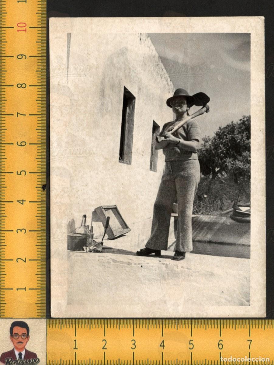Fotograf&iacute;a antigua: MUJER JOVEN SEXY SOMBRERO CIGARRO AZADA POSE RURAL CAMPO - FOTOGRAF&Iacute;A ANTIGUA ART&Iacute;STICA A&Ntilde;OS 60