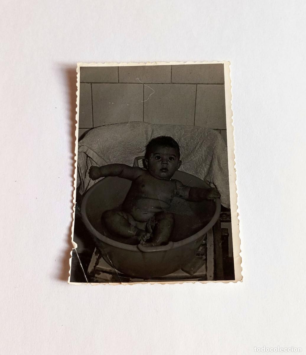 Fotograf&iacute;a antigua: Fotograf&iacute;a antigua - Beb&eacute; en ba&ntilde;era o barre&ntilde;o de pl&aacute;stico - A&ntilde;os 60