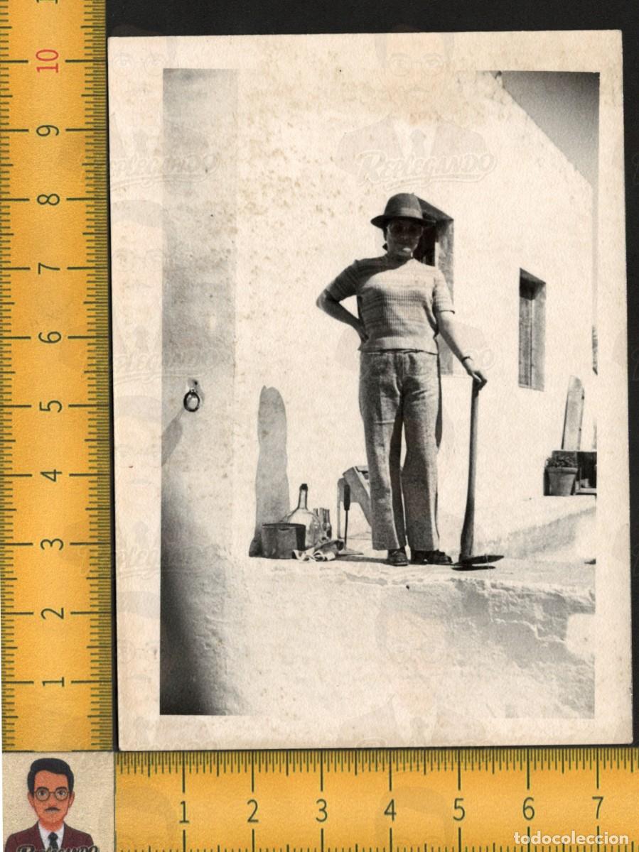 Fotograf&iacute;a antigua: MUJER JOVEN GAFAS SOL SOMBRERO POSE ELEGANTE AZADA DAMAJUANA RURAL - FOTO ANTIGUA ART&Iacute;STICA A&Ntilde;OS 60
