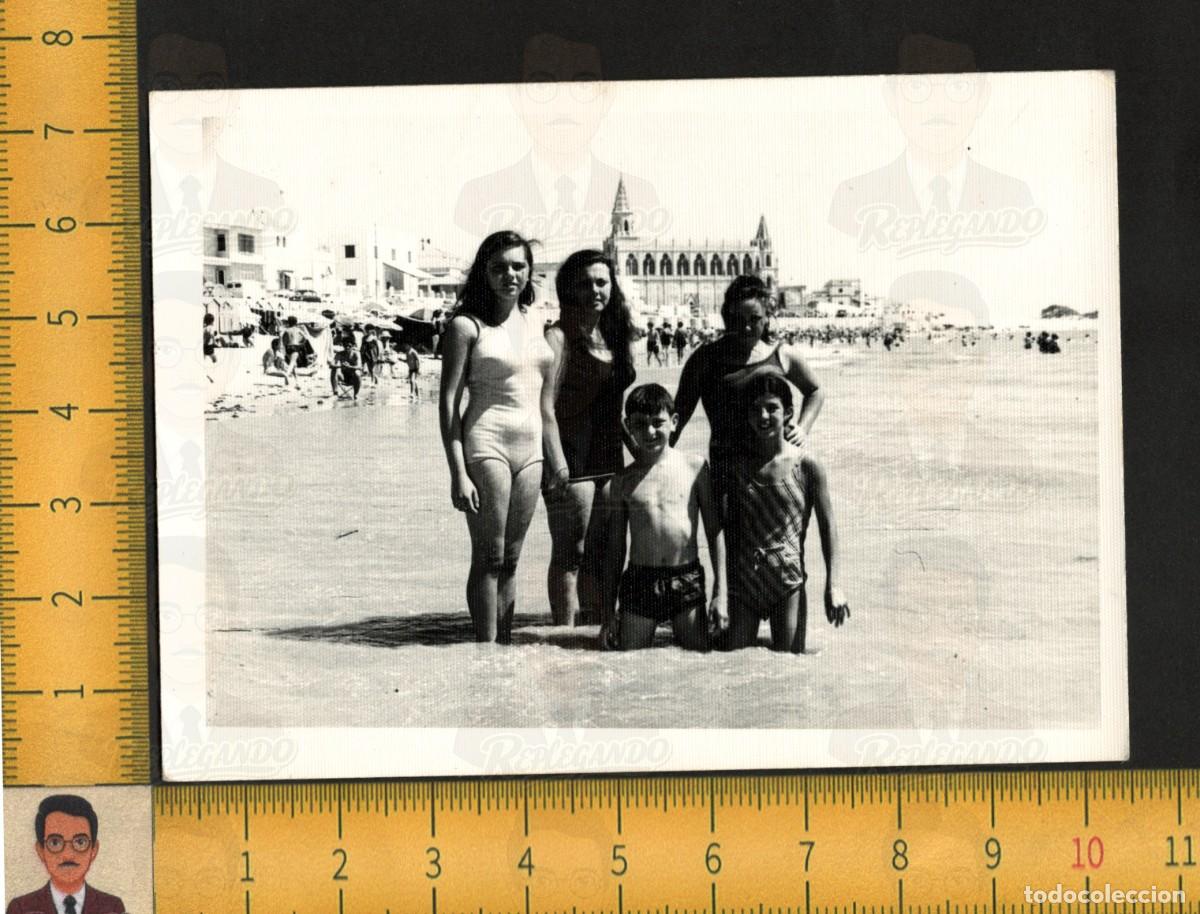 Fotograf&iacute;a antigua: CHIPIONA (C&Aacute;DIZ) : PLAYA REGLA SANTUARIO VIRGEN MUJERES NI&Ntilde;OS BA&Ntilde;ISTAS - FOTOGRAF&Iacute;A ANTIGUA A&Ntilde;OS 60