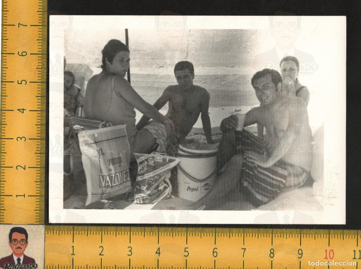 Fotograf&iacute;a antigua: GRUPO BA&Ntilde;ISTAS PLAYA ANDALUC&Iacute;A NEVERA PEPSI BOLSA &laquo;YO VENGO DE V&Aacute;ZQUEZ&raquo; - FOTOGRAF&Iacute;A ANTIGUA A&Ntilde;OS 60