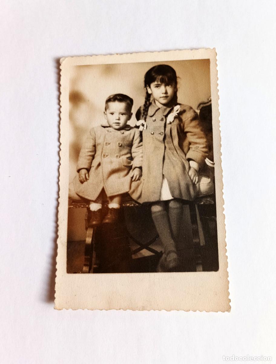 Fotograf&iacute;a antigua: Fotograf&iacute;a antigua - Foto de estudio de pareja de ni&ntilde;o y ni&ntilde;a con abrigo - A&ntilde;os 50 - Sello Ter&aacute;n