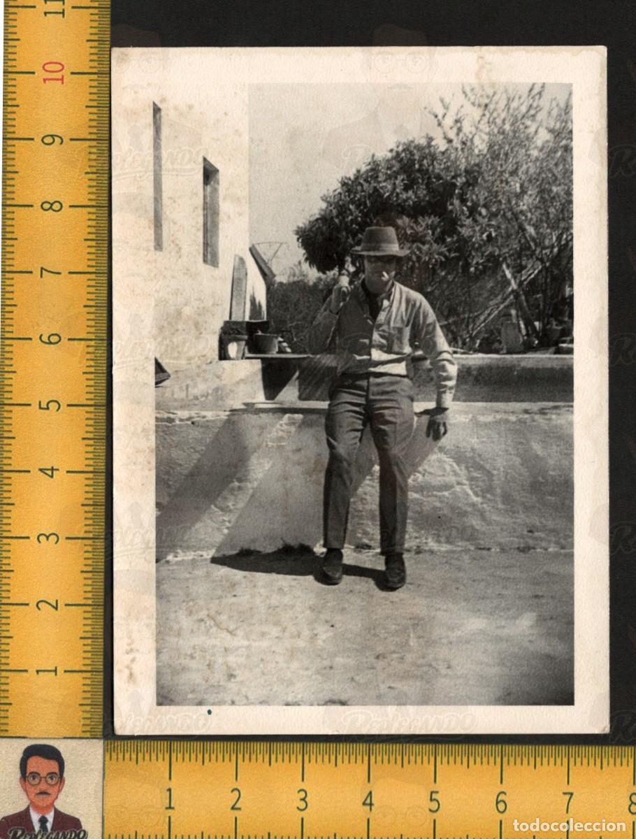 Fotograf&iacute;a antigua: HOMBRE JOVEN SOMBRERO CIGARRO POSE CAMPO CASA BLANCA AMBIENTE RURAL - FOTOGRAF&Iacute;A ANTIGUA A&Ntilde;OS 60