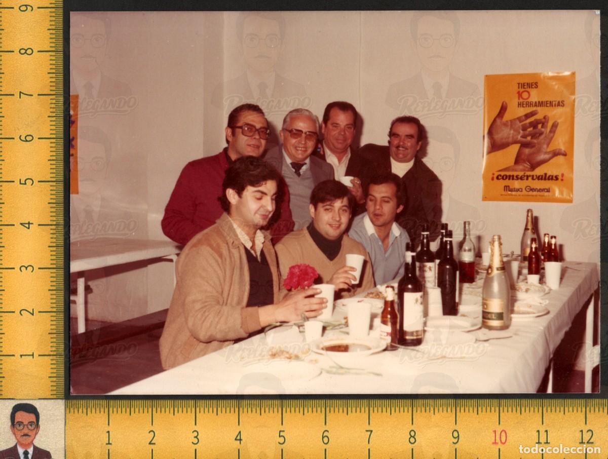 Fotograf&iacute;a antigua: GRUPO HOMBRES FIESTA TRABAJADORES CARTEL PUBLICIDAD MUTUA GENERAL - FOTOGRAF&Iacute;A VINTAGE A&Ntilde;O 1982