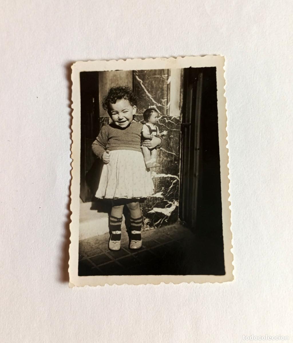 Fotograf&iacute;a antigua: Fotograf&iacute;a antigua - Ni&ntilde;a peque&ntilde;a con mu&ntilde;eca - A&ntilde;os 50