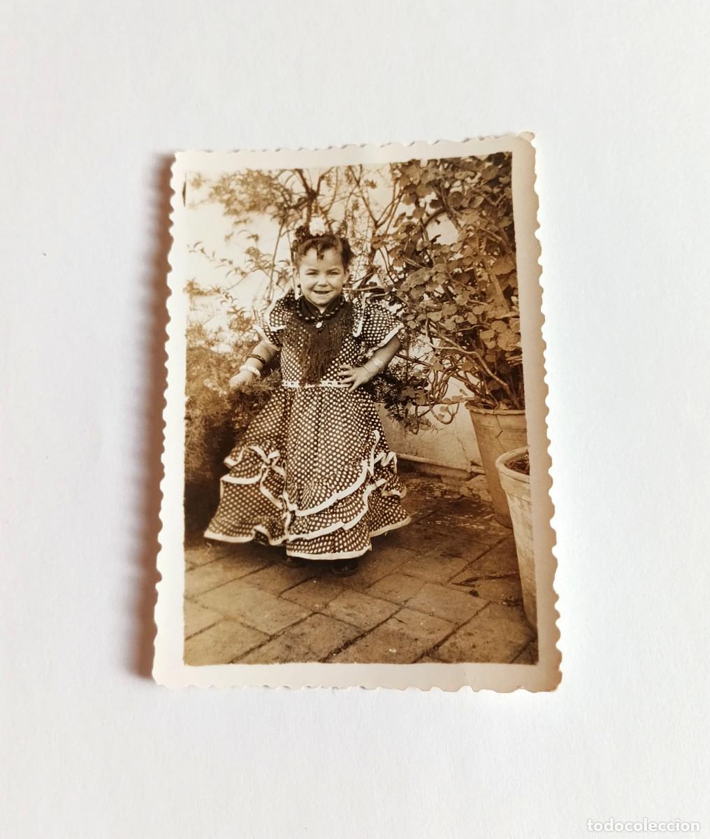Fotograf&iacute;a antigua: Fotograf&iacute;a antigua - Ni&ntilde;a peque&ntilde;a vestida de flamenca - A&ntilde;os 50