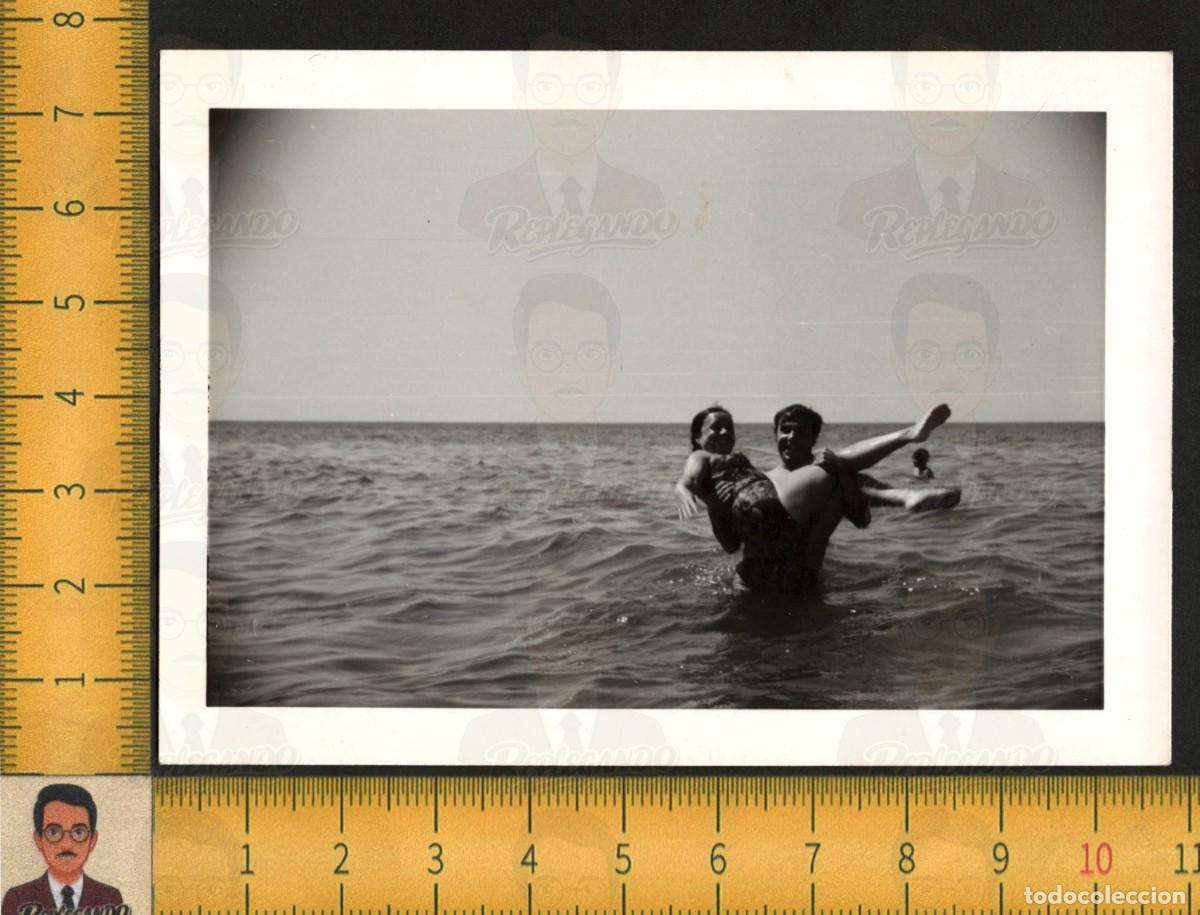 Fotograf&iacute;a antigua: PAREJA NOVIOS FELICES AMOR CHICO CHICA EN BRAZOS MAR - FOTOGRAF&Iacute;A ANTIGUA ART&Iacute;STICA A&Ntilde;OS 60