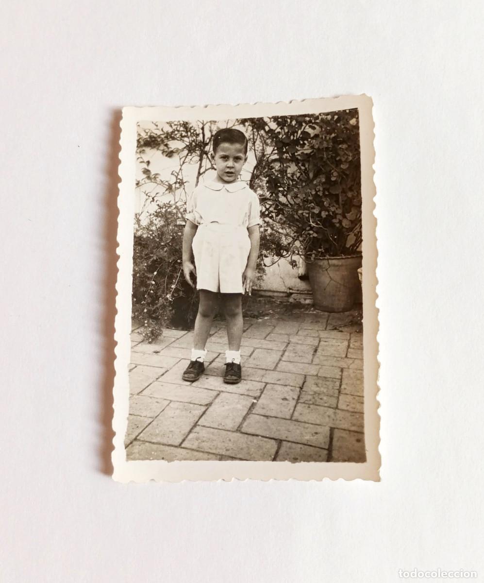 Fotograf&iacute;a antigua: Fotograf&iacute;a antigua - Ni&ntilde;o peque&ntilde;o con ropa de verano en patio andaluz - A&ntilde;os 50
