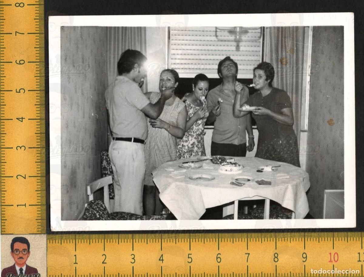Fotograf&iacute;a antigua: TARTA PARA TODOS : GRUPO AMIGOS FIESTA CASERA COMIENDO PASTEL - FOTOGRAF&Iacute;A ANTIGUA ART&Iacute;STICA A&Ntilde;OS 60