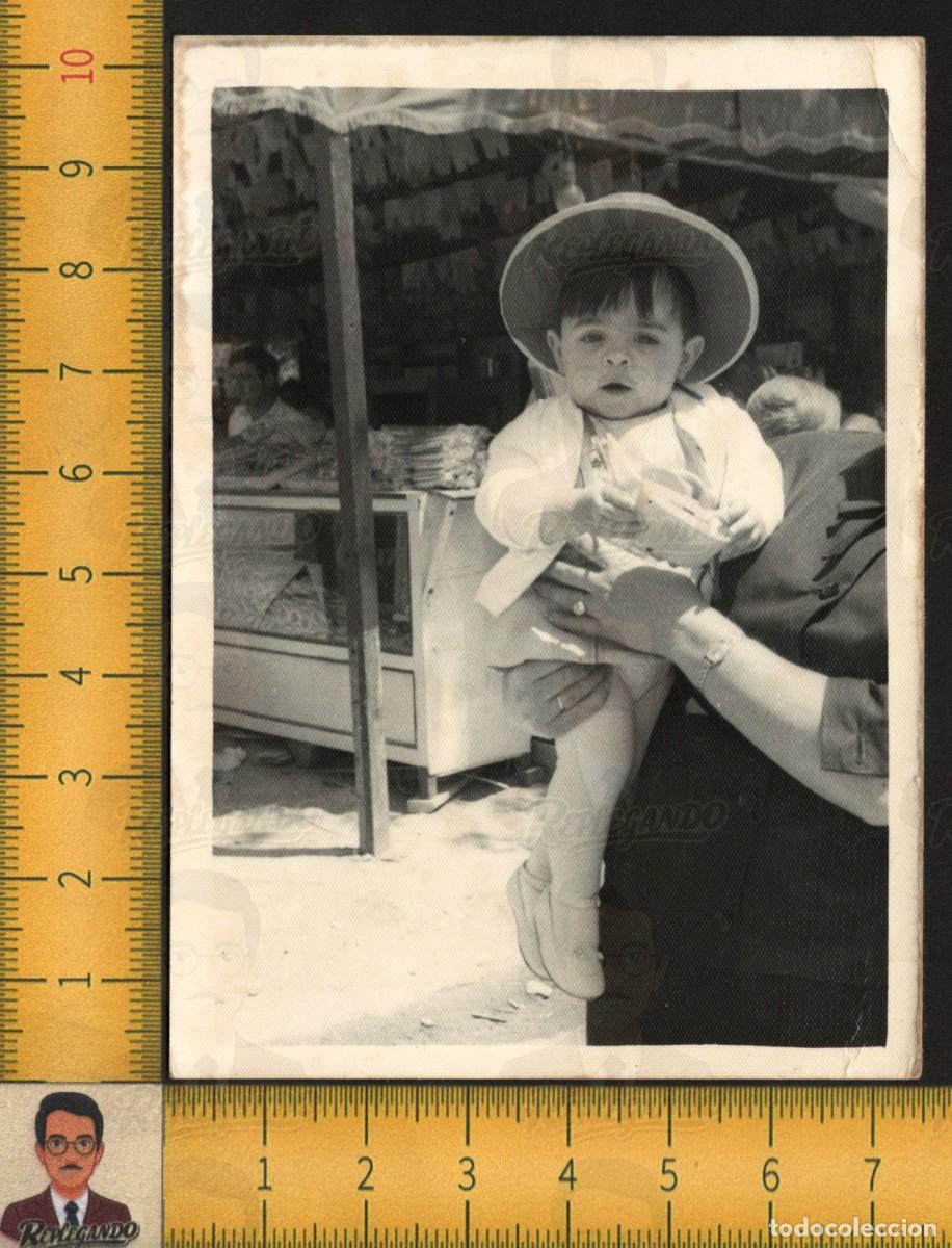 Fotograf&iacute;a antigua: SEVILLA: SIMP&Aacute;TICA NI&Ntilde;A SOMBRERO EXPRESI&Oacute;N SERIA MERCADO RESOLANA - FOTOGRAF&Iacute;A ANTIGUA A&Ntilde;OS 50