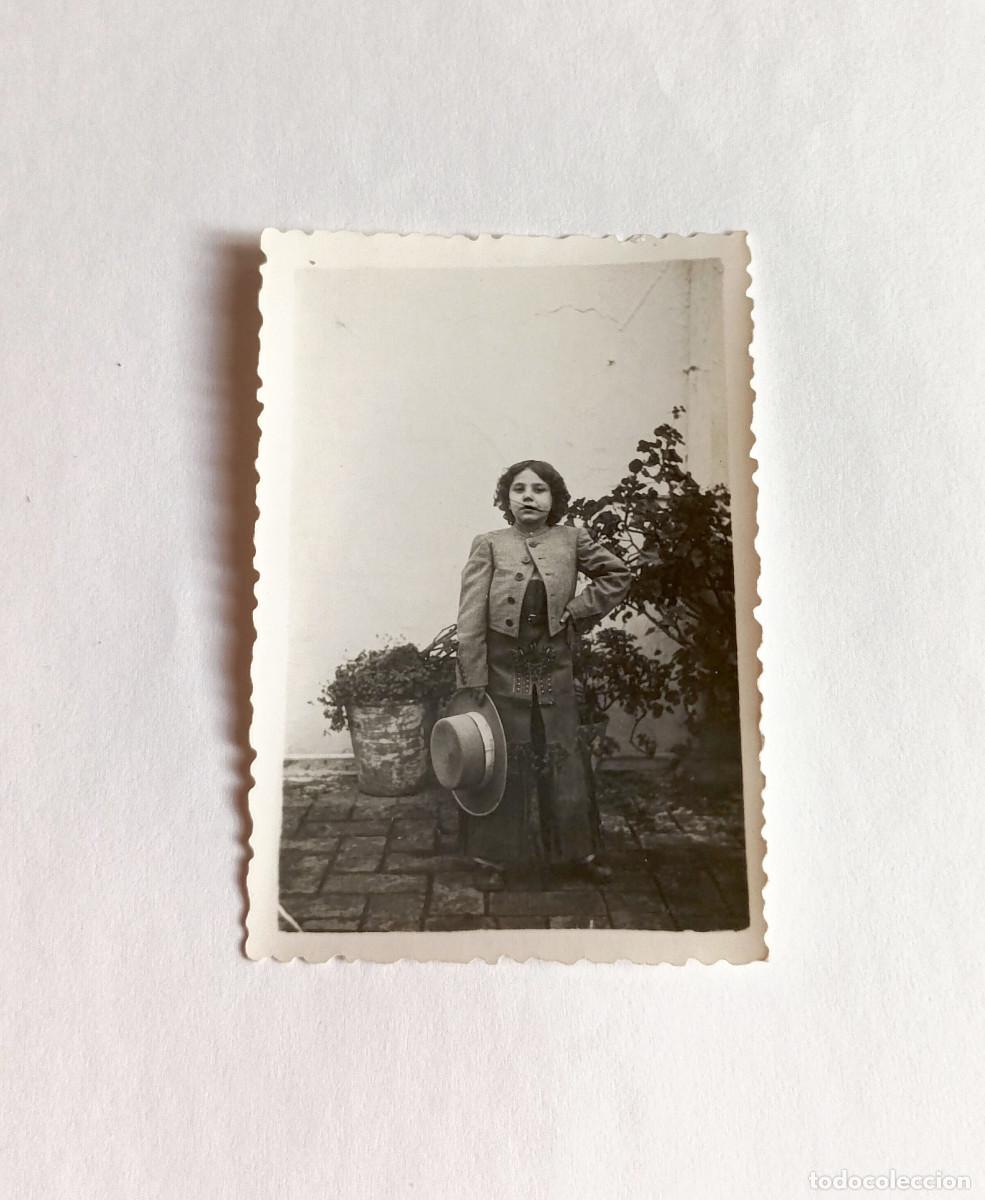 Fotograf&iacute;a antigua: Fotograf&iacute;a antigua - Ni&ntilde;a vestida con traje de Corto o de Amazona - A&ntilde;os 50