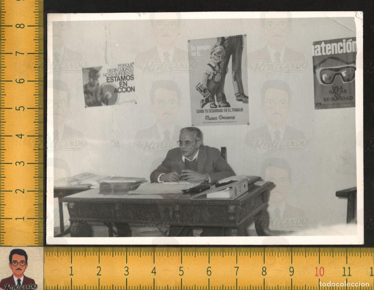 Fotograf&iacute;a antigua: MUTUA GENERAL: EMPLEADO DESPACHO CARTELES SEGURIDAD LABORAL PREVENCI&Oacute;N - FOTOGRAF&Iacute;A ANTIGUA 1975