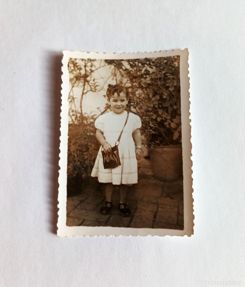 Fotograf&iacute;a antigua: Fotograf&iacute;a antigua - Ni&ntilde;a peque&ntilde;a con vestido y bolso - A&ntilde;os 50