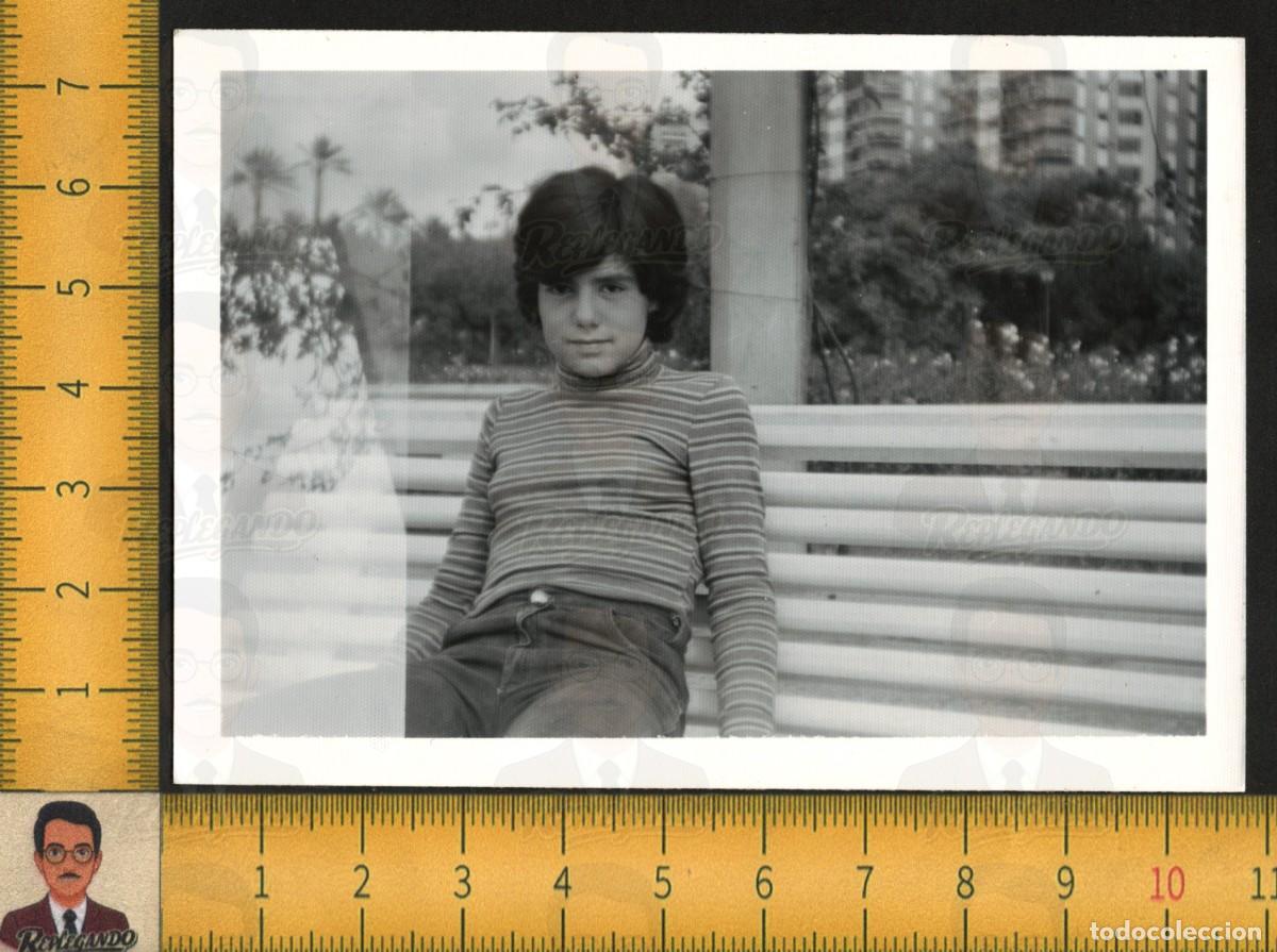 Fotograf&iacute;a antigua: SIMP&Aacute;TICA NI&Ntilde;A JERSEY A RAYAS SENTADA BANCO PARQUE JARD&Iacute;N - FOTOGRAF&Iacute;A ANTIGUA ART&Iacute;STICA A&Ntilde;OS 60