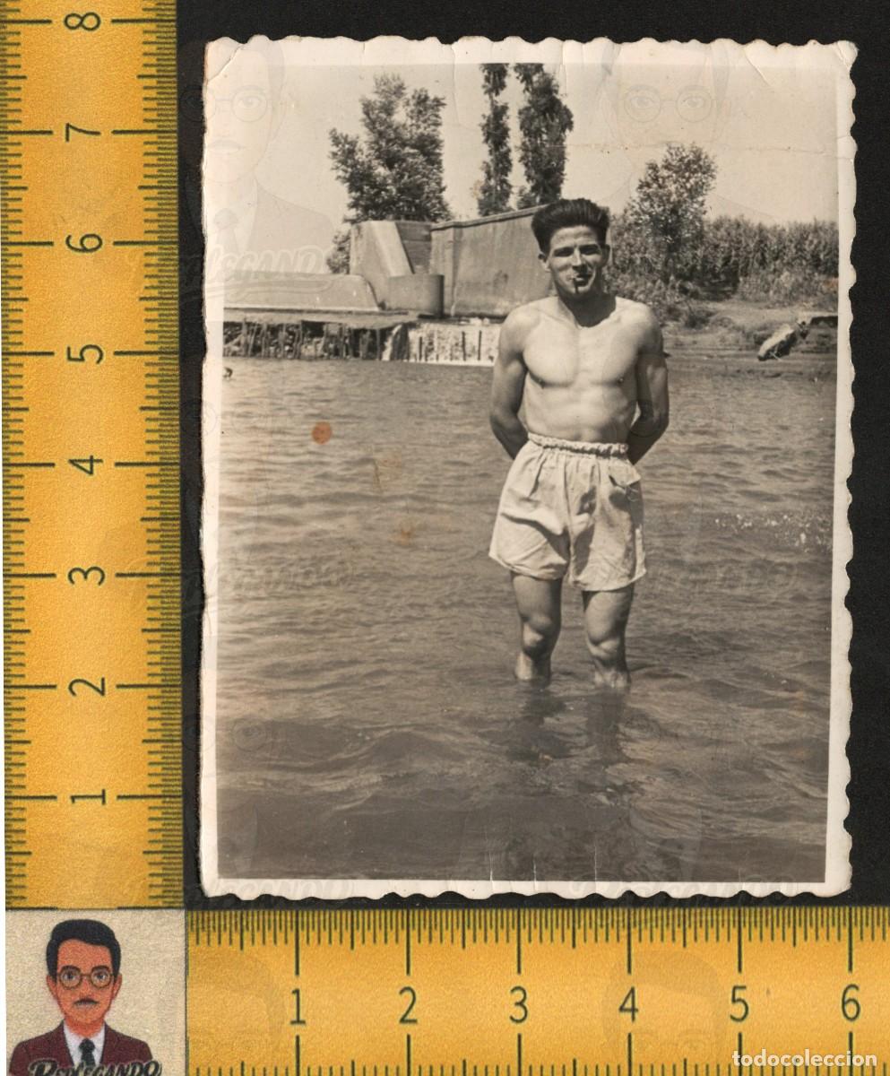 Fotograf&iacute;a antigua: GUAPO CHICO JOVEN SEXY BA&Ntilde;ADOR TORSO DESNUDO SONRISA R&Iacute;O VERANO - FOTO ANTIGUA LGTB A&Ntilde;OS 40