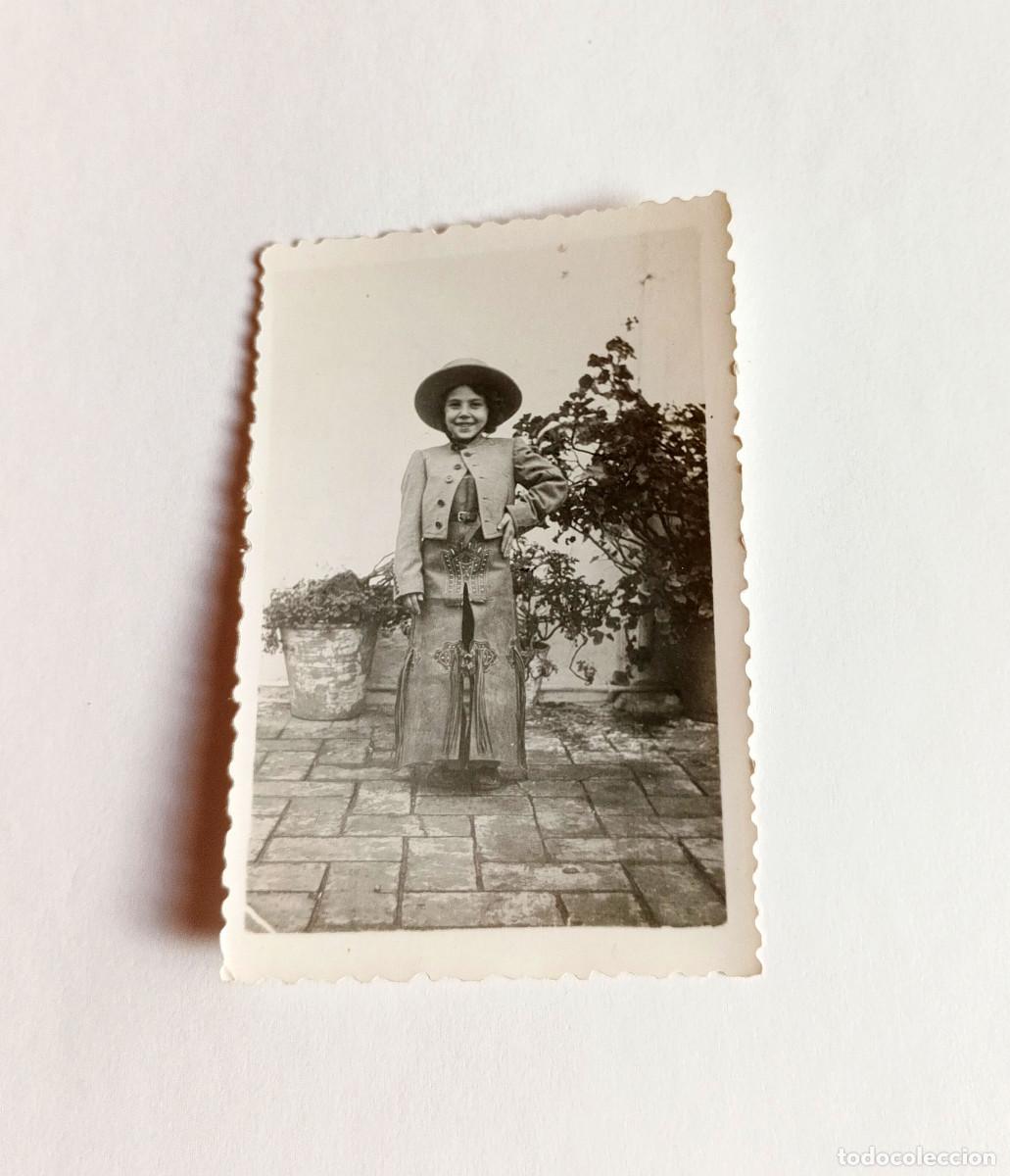 Fotograf&iacute;a antigua: Fotograf&iacute;a antigua - Ni&ntilde;a vestida con traje de corto o amazona - A&ntilde;os 50