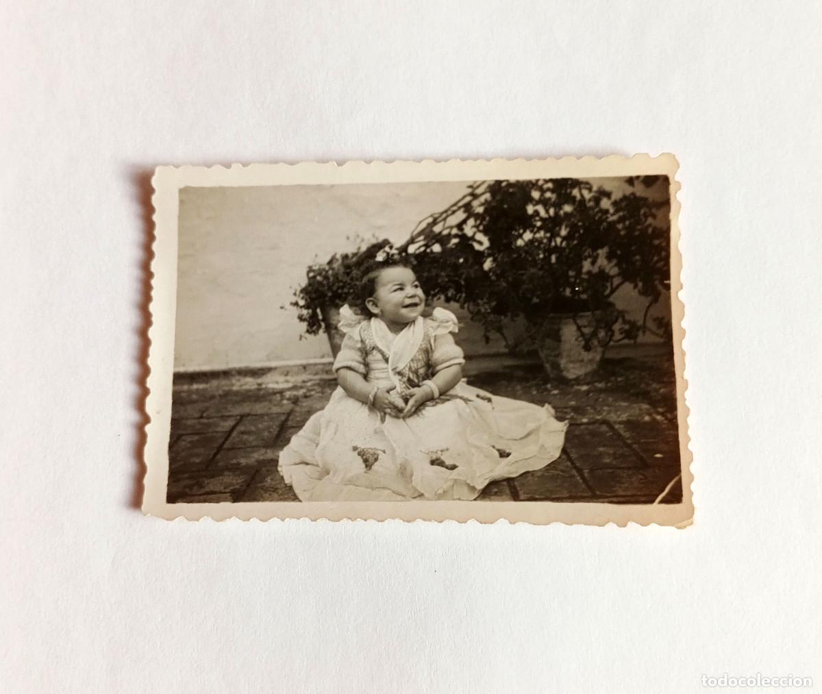 Fotograf&iacute;a antigua: Fotograf&iacute;a antigua - Ni&ntilde;a peque&ntilde;a o beb&eacute; con traje de flamenca - A&ntilde;os 50