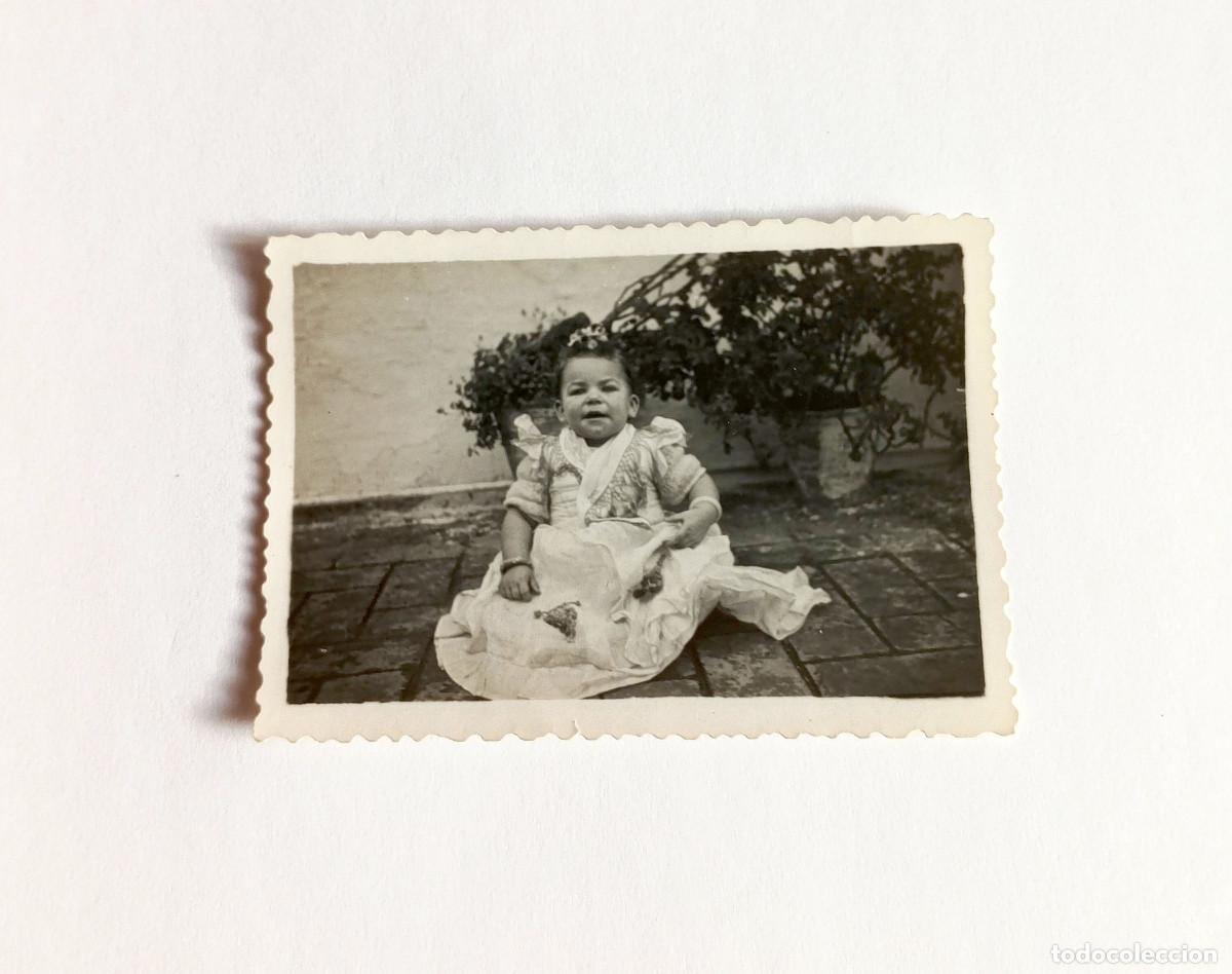 Fotograf&iacute;a antigua: Fotograf&iacute;a antigua - Ni&ntilde;a peque&ntilde;a o beb&eacute; con traje de flamenca - A&ntilde;os 50