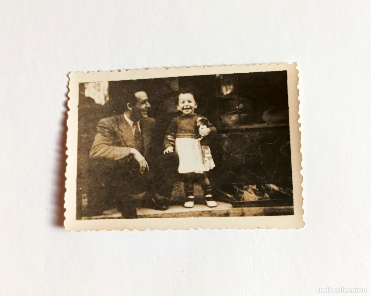 Fotograf&iacute;a antigua: Fotograf&iacute;a antigua - Padre y ni&ntilde;a peque&ntilde;a con mu&ntilde;eca - A&ntilde;os 50