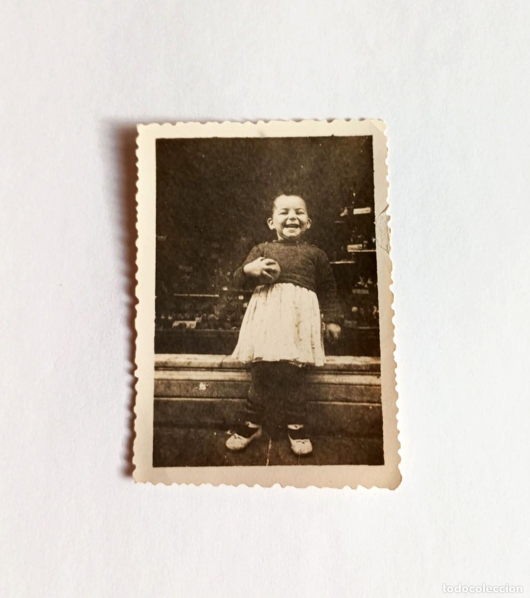 Fotograf&iacute;a antigua: Fotograf&iacute;a antigua - Ni&ntilde;a peque&ntilde;a con pelota - A&ntilde;os 50