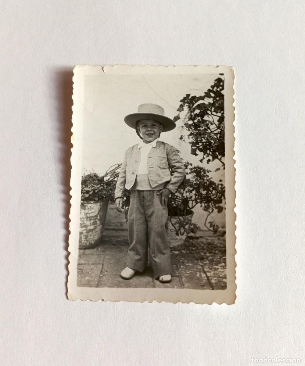 Fotograf&iacute;a antigua: Fotograf&iacute;a antigua - Ni&ntilde;o peque&ntilde;o con traje de corto - A&ntilde;os 50