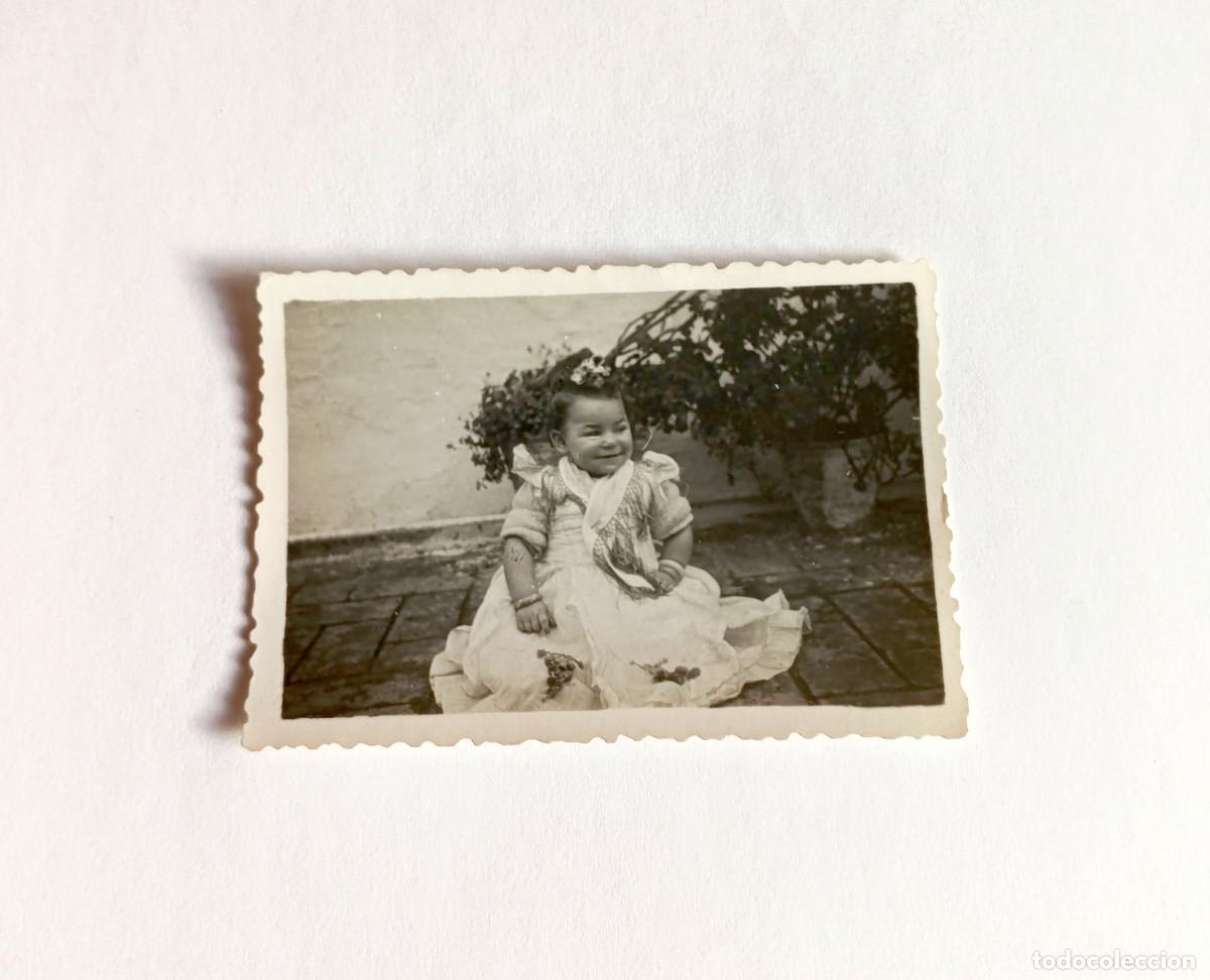 Fotograf&iacute;a antigua: Fotograf&iacute;a antigua - Ni&ntilde;a peque&ntilde;a o beb&eacute; con traje de flamenca - A&ntilde;os 50