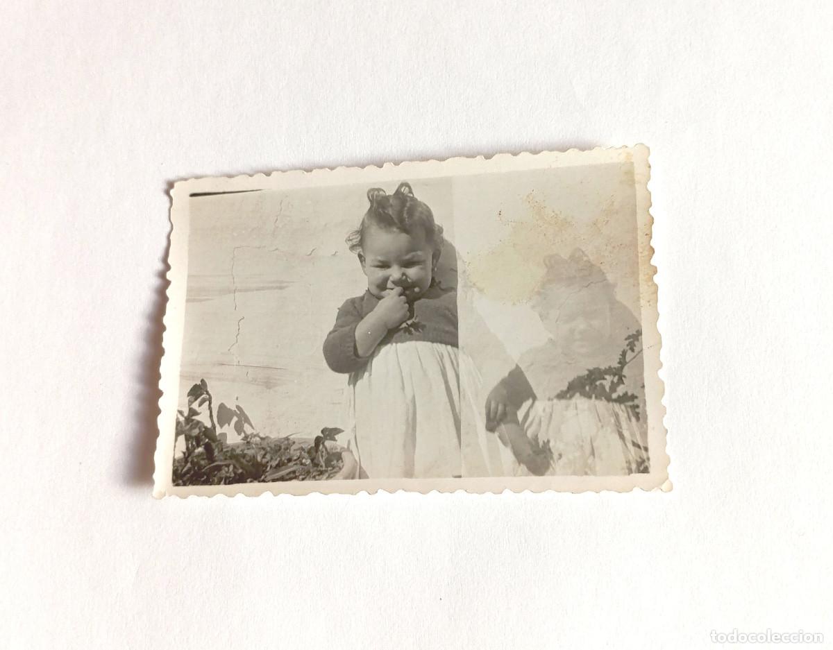 Fotograf&iacute;a antigua: Fotograf&iacute;a antigua - Ni&ntilde;a peque&ntilde;a - Foto de doble exposici&oacute;n - A&ntilde;os 50