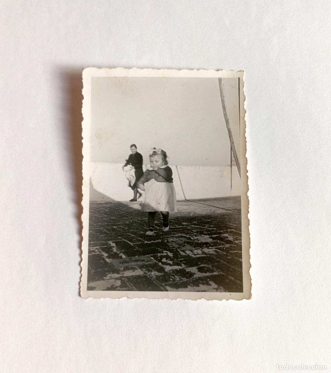Fotograf&iacute;a antigua: Fotograf&iacute;a antigua - Mujer y ni&ntilde;a peque&ntilde;a en azotea - A&ntilde;os 50
