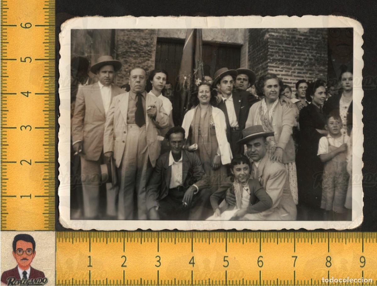 Fotograf&iacute;a antigua: ZUFRE (HUELVA) : FIESTA POPULAR GRUPO VECINOS SOMBREROS ESTANDARTE - FOTOGRAF&Iacute;A ANTIGUA A&Ntilde;O 1954
