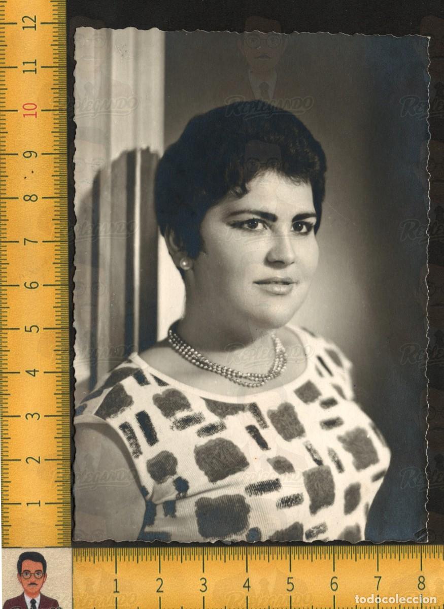 Fotograf&iacute;a antigua: BELLA MUJER JOVEN MORENA PELO CORTO GRANDES OJOS COLLAR PERLAS - FOTO ANTIGUA ESTUDIO A&Ntilde;OS 60