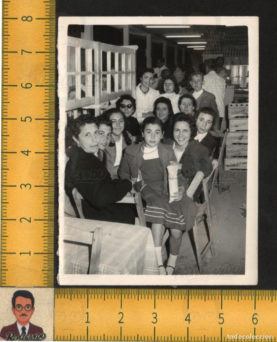 Fotograf&iacute;a antigua: MUJERES Y NI&Ntilde;AS EN BAR CERVEZA LA CRUZ DEL CAMPO CRUZCAMPO CAJAS PUBLICIDAD - FOTO ANTIGUA A&Ntilde;OS 50