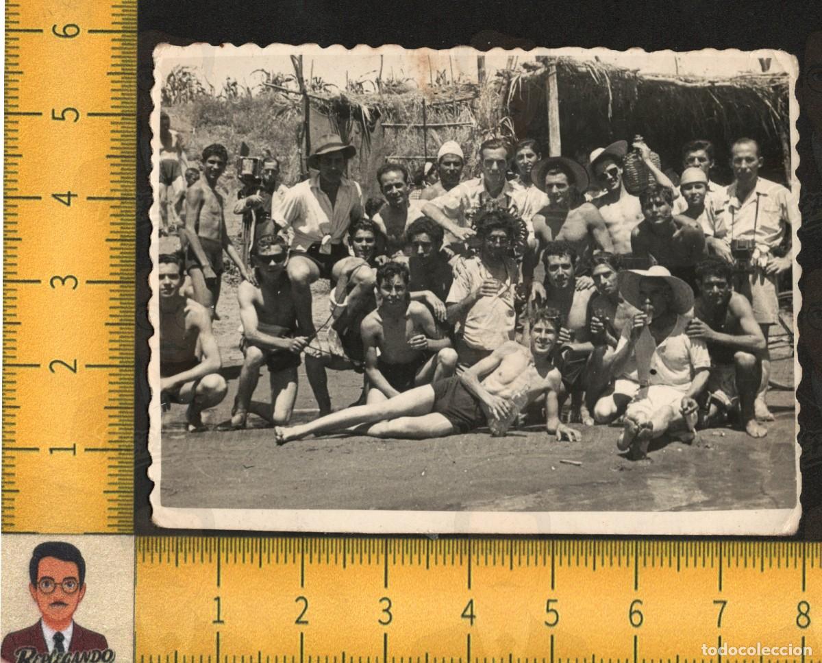 Fotograf&iacute;a antigua: SEVILLA: GRAN GRUPO AMIGOS BA&Ntilde;ISTAS FOT&Oacute;GRAFO MINUTERO C&Aacute;MARA AL HOMBRO - FOTO ANTIGUA A&Ntilde;OS 50