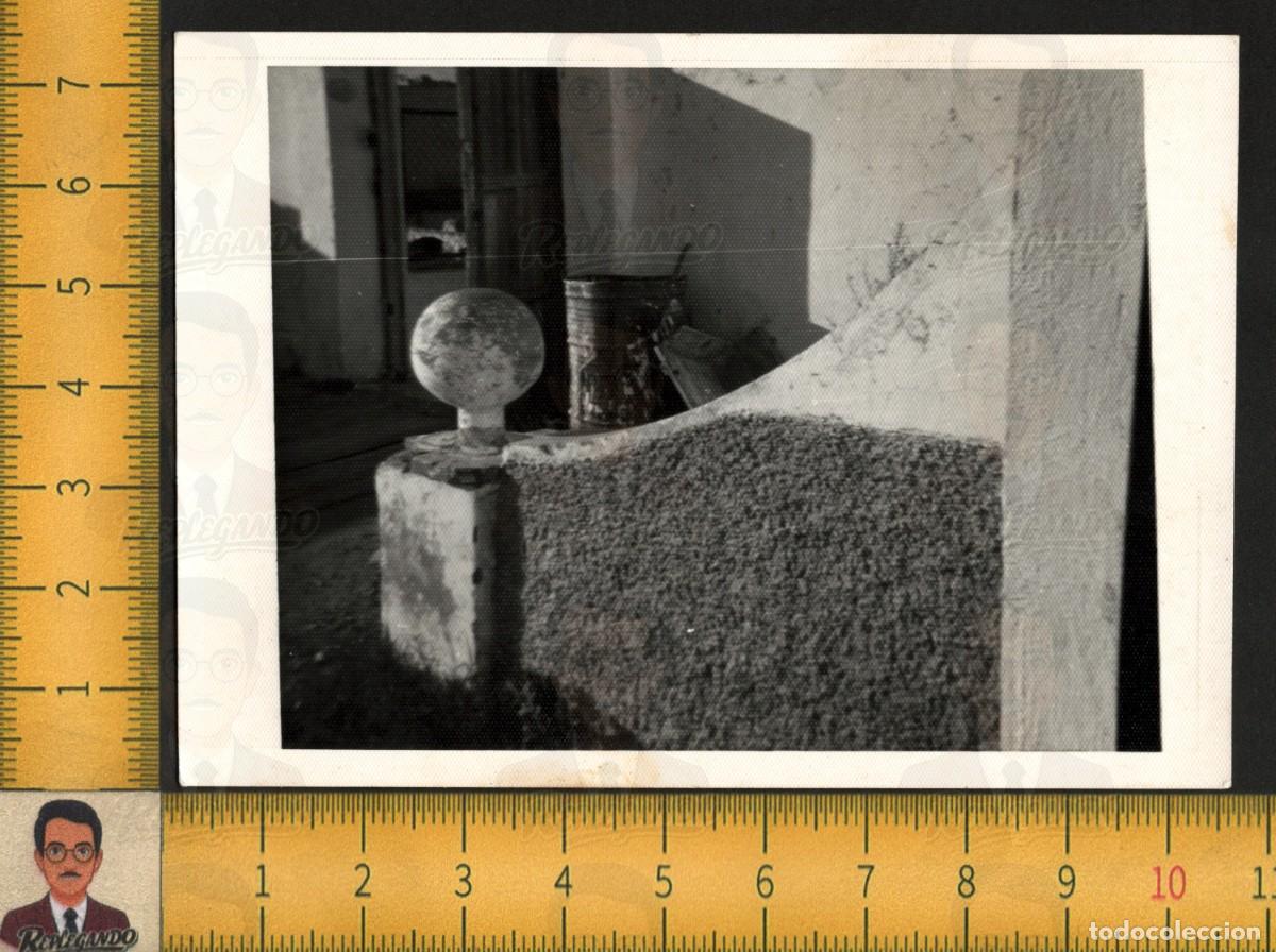 Fotograf&iacute;a antigua: BOLA PIEDRA BARANDILLA ESCALERAS SOMBRAS ARQUITECTURA - FOTOGRAF&Iacute;A ANTIGUA ART&Iacute;STICA A&Ntilde;OS 60