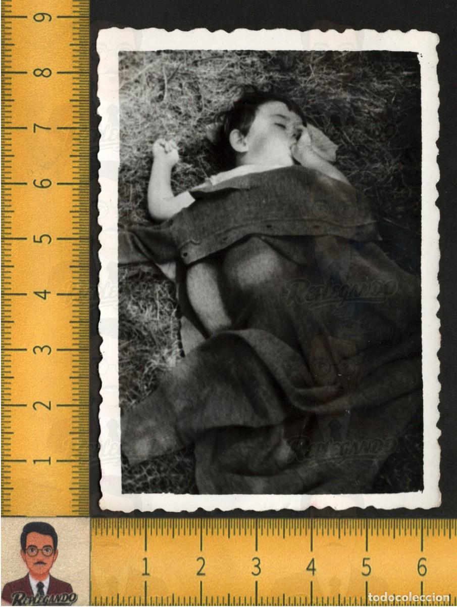 Fotograf&iacute;a antigua: NI&Ntilde;O DORMIDO CHUP&Aacute;NDOSE EL DEDO PULGAR TAPADO CON CHAQUETA INFANCIA - FOTOGRAF&Iacute;A ANTIGUA A&Ntilde;OS 50