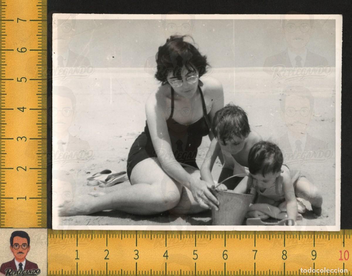 Fotograf&iacute;a antigua: MATERNIDAD MADRE DOS HIJOS JUGANDO CUBO PLAYA VERANO - FOTOGRAF&Iacute;A ANTIGUA ART&Iacute;STICA A&Ntilde;OS 60