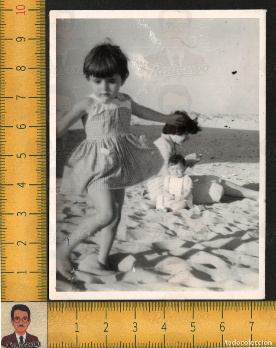 Fotograf&iacute;a antigua: SIMP&Aacute;TICA NI&Ntilde;A BAILANDO PLAYA VESTIDO AL VUELO INFANCIA - FOTOGRAF&Iacute;A ANTIGUA ART&Iacute;STICA A&Ntilde;OS 60