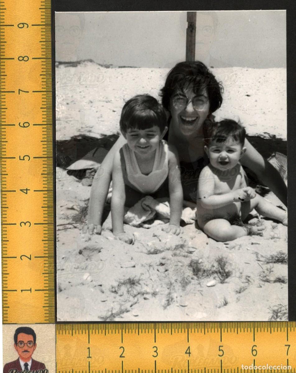 Fotograf&iacute;a antigua: MATERNIDAD MADRE DOS NI&Ntilde;OS SONRISAS FELICIDAD PLAYA VERANO - FOTOGRAF&Iacute;A ANTIGUA ART&Iacute;STICA A&Ntilde;OS 60