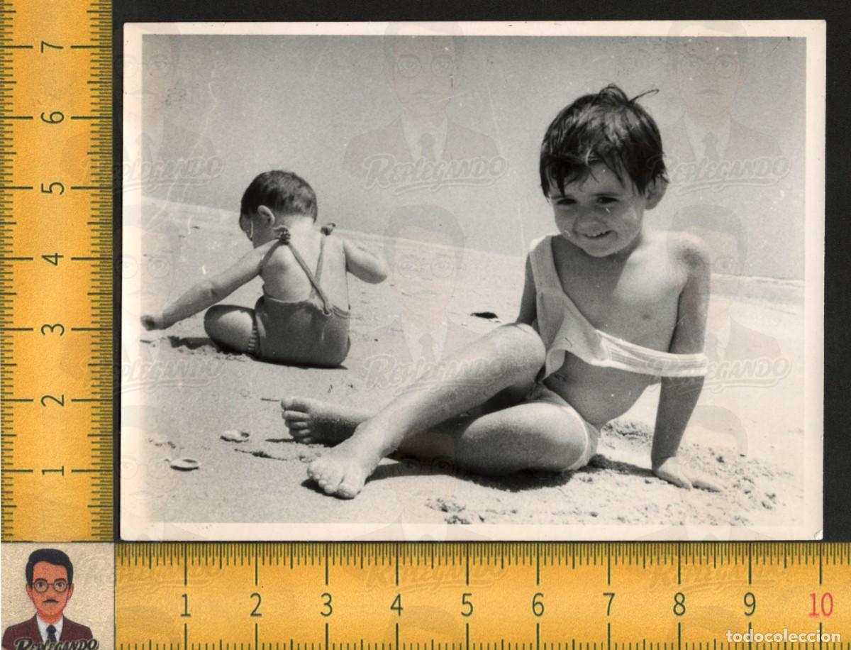 Fotograf&iacute;a antigua: NI&Ntilde;OS FELICES JUGANDO PLAYA MAR VERANO INFANCIA - FOTOGRAF&Iacute;A ANTIGUA ART&Iacute;STICA A&Ntilde;OS 60