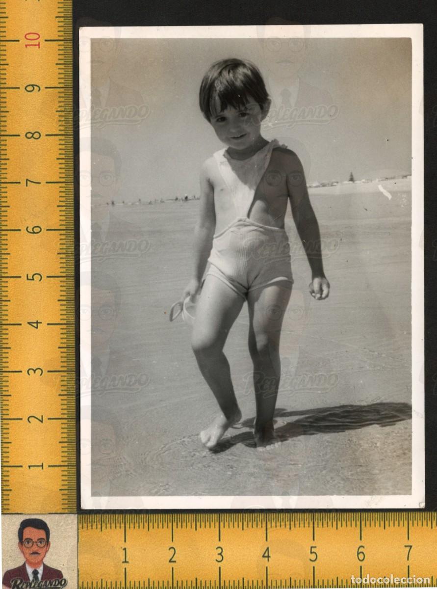 Fotograf&iacute;a antigua: NI&Ntilde;A FELIZ JUGANDO EN LA PLAYA VERANO INFANCIA FELICIDAD - FOTOGRAF&Iacute;A ANTIGUA ART&Iacute;STICA A&Ntilde;OS 60