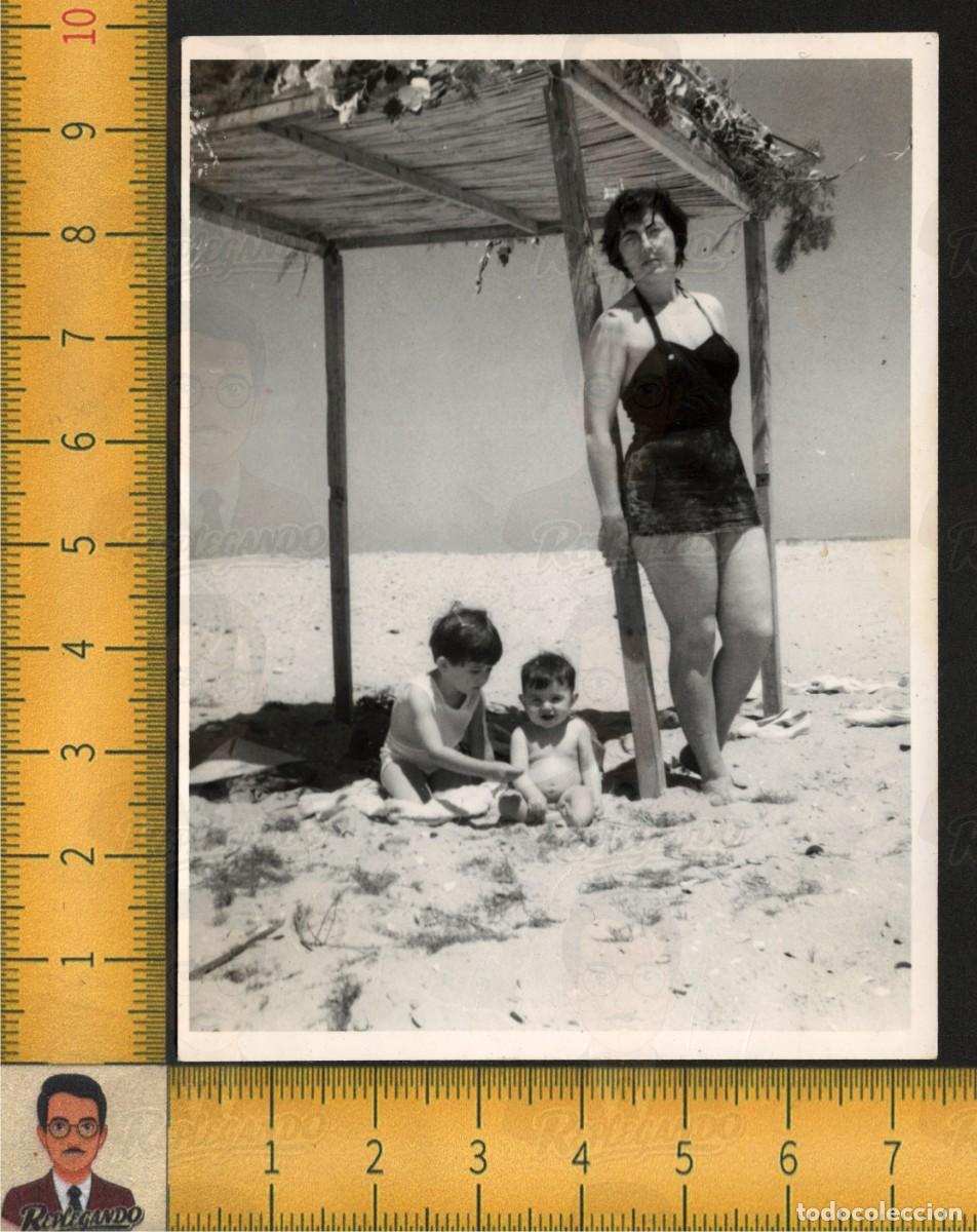 Fotograf&iacute;a antigua: GUAPA MUJER MADRE BA&Ntilde;ADOR CON HIJOS BAJO SOMBRILLA PLAYA VERANO - FOTO ANTIGUA ART&Iacute;STICA A&Ntilde;OS 60